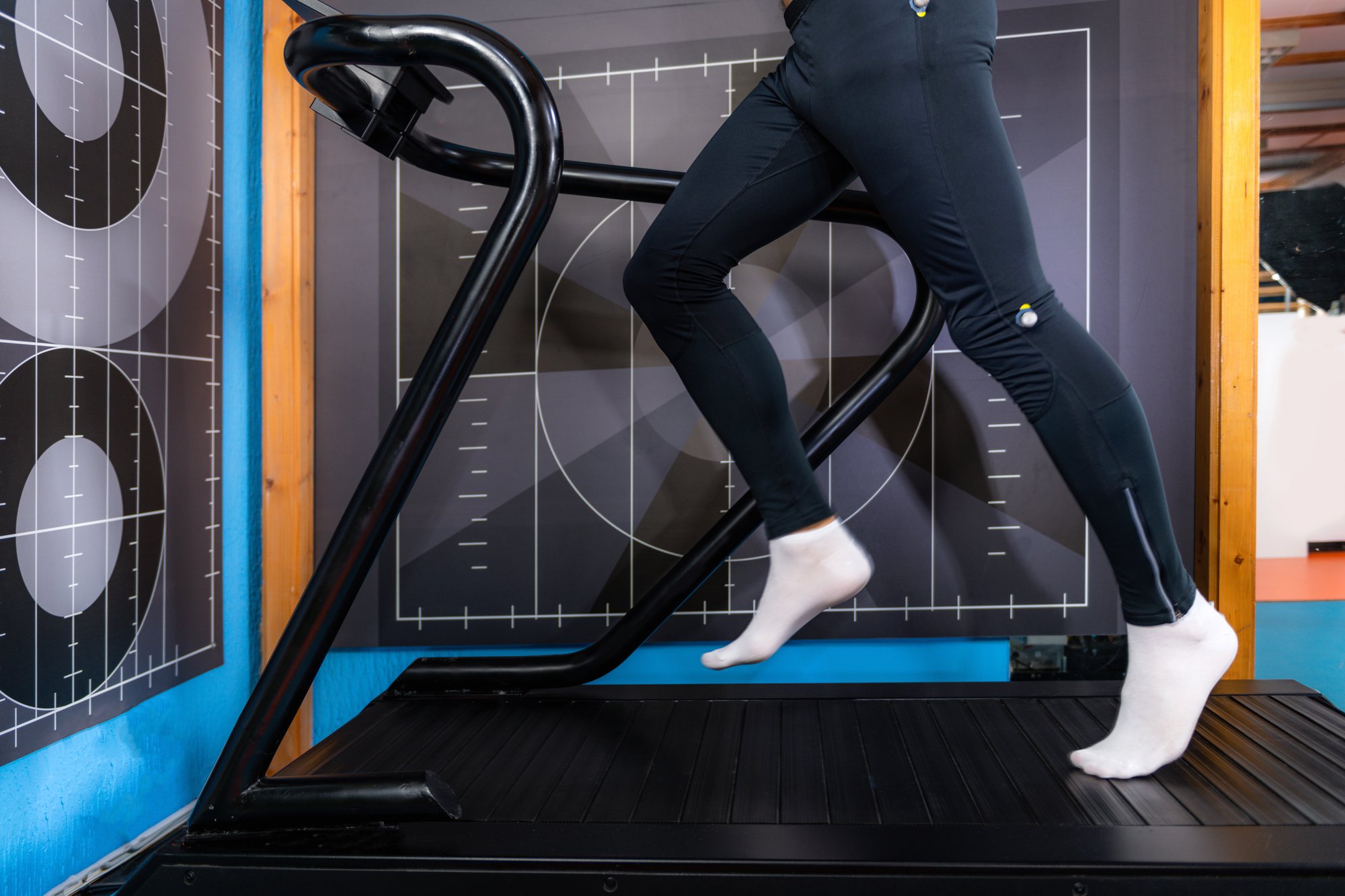 running-analysis-test-at-a-sports-medicine-center-2024-10-18-08-33-16-utc